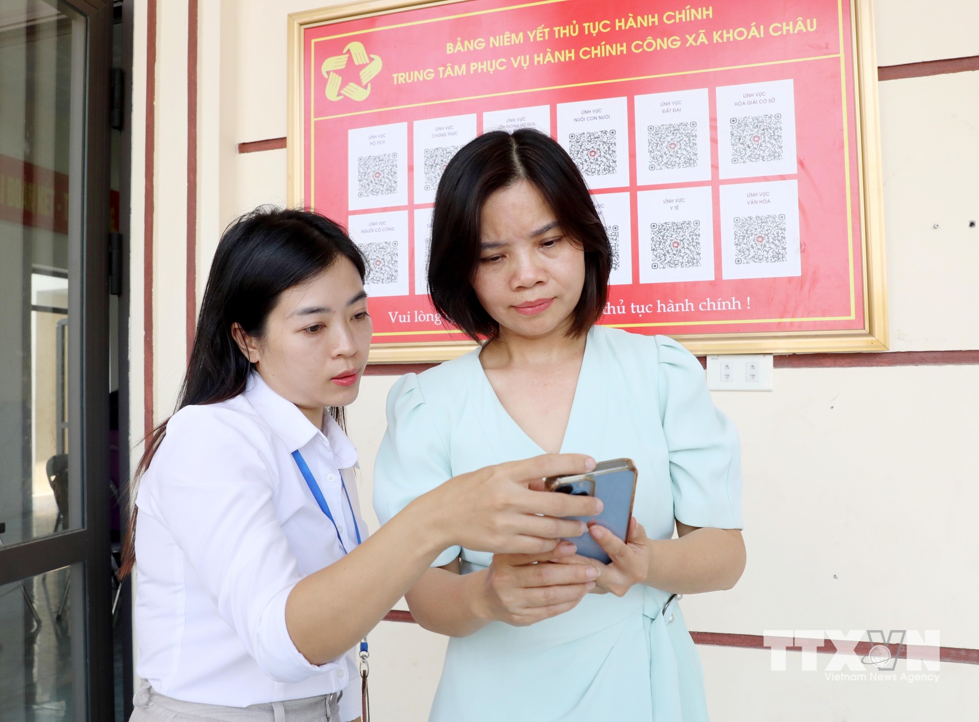 Cán bộ Trung tâm Phục vụ Hành chính công xã Khoái Châu hướng dẫn người dân tra cứu, thực hiện các thủ tục hành chính trên không gian số. (Ảnh: Thế Duyệt/TTXVN)